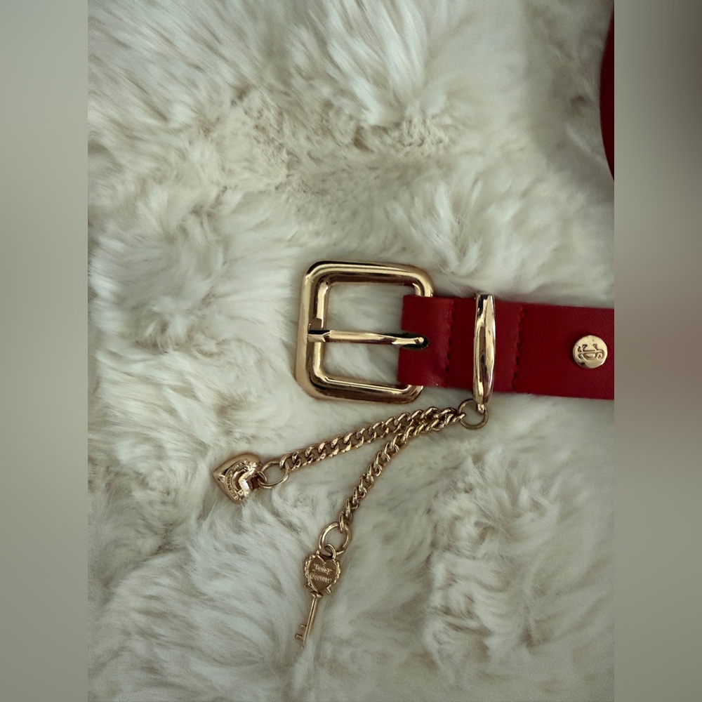 ❤️NWOT Juicy Couture Vibrant Red Belt with Gold Accents ❤️